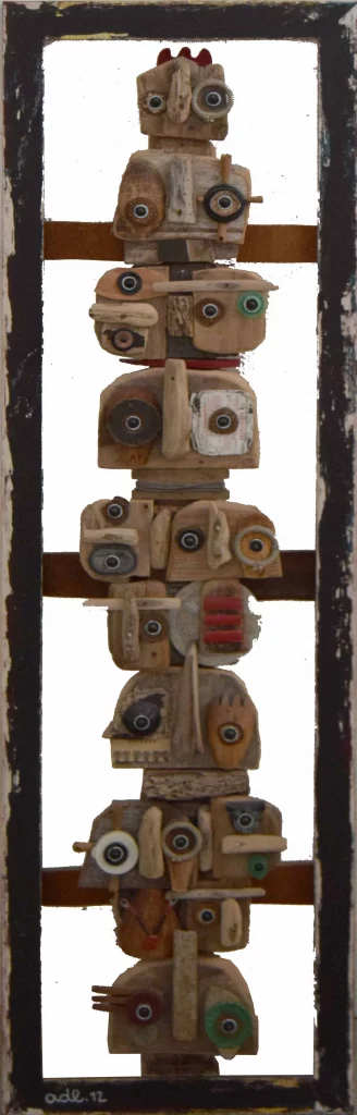 Tableau composé d'un assemblage d’objets en bois, métal et plastique dans un cadre en bois et stuc doré