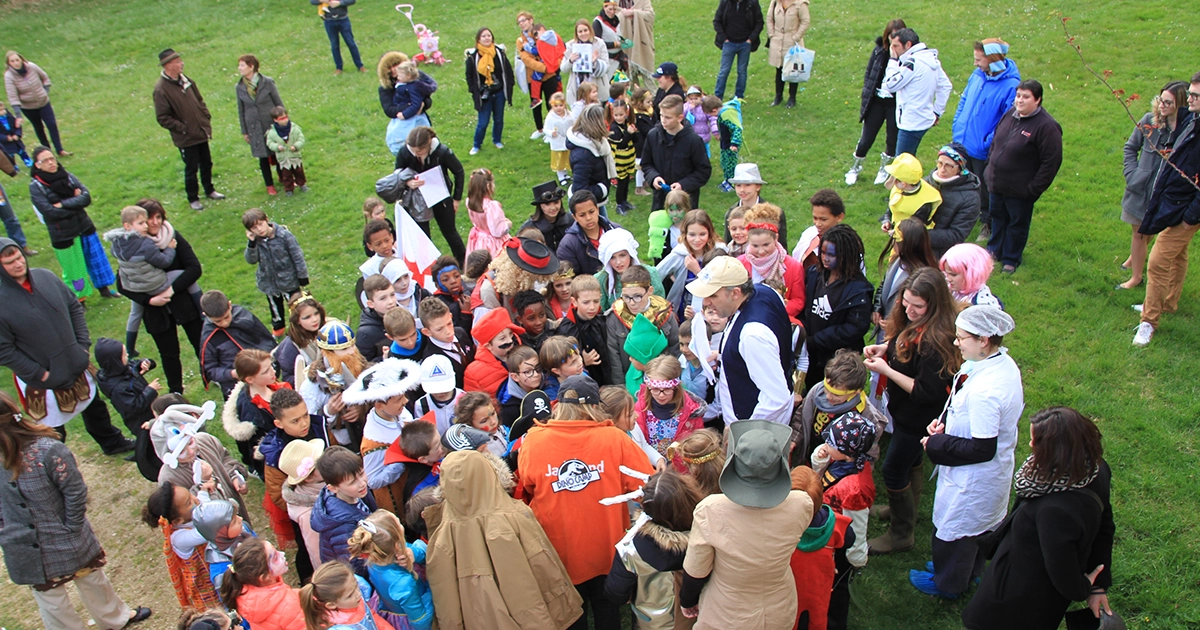 groupe d'enfants déguisés pour le Carnaval