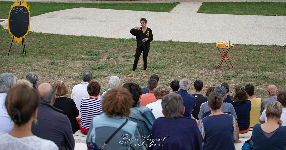 public regardant un spectacle en extérieur