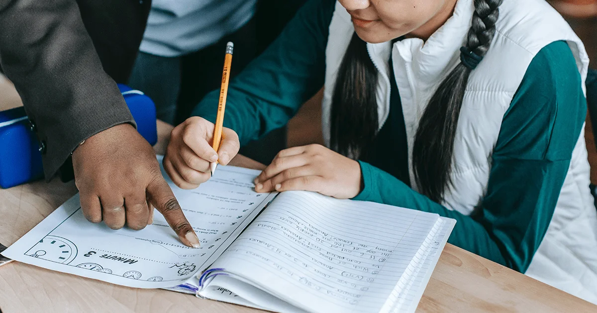 adulte aidant une ado à faire ses devoirs