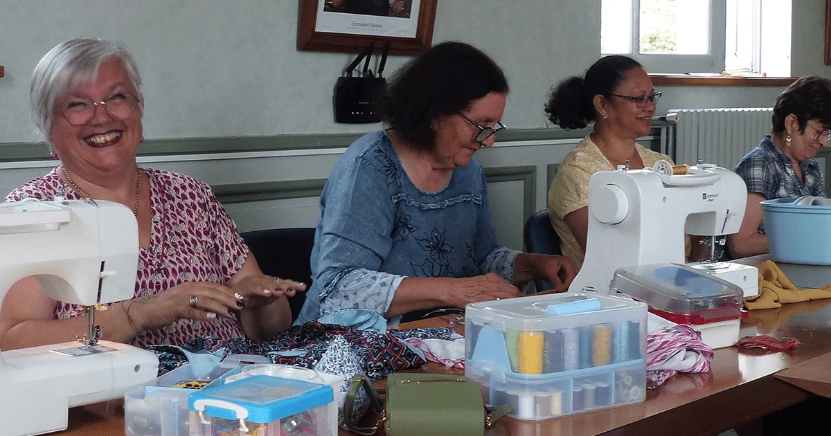 femmes cousant autour d'une table