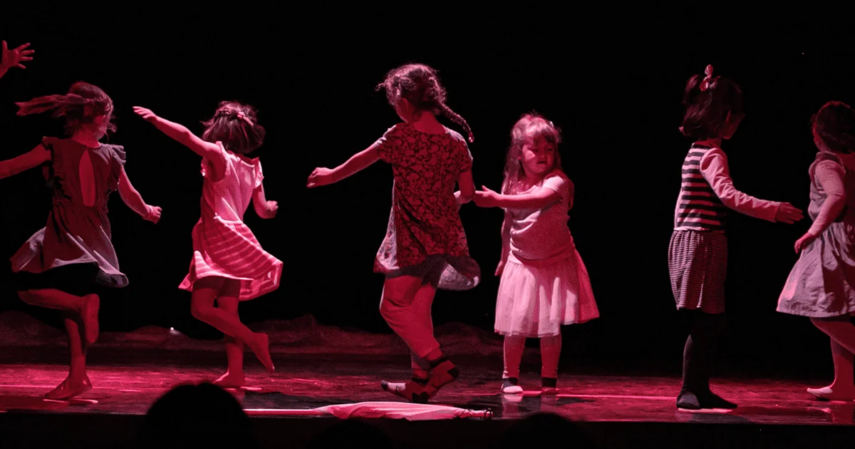 enfants dansant sur scène