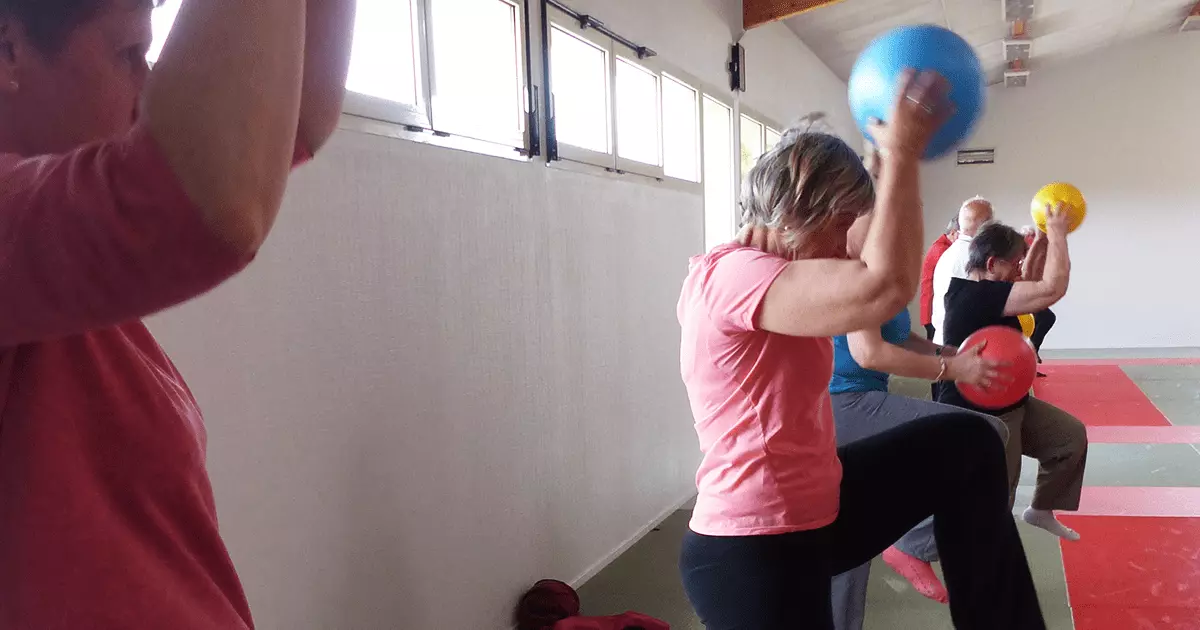 femmes faisant des étirements avec des ballons de gym