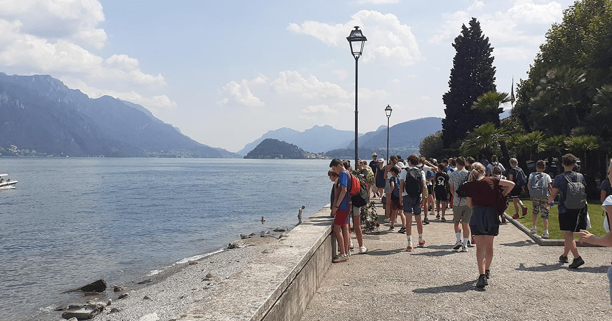 groupe d'adolescents se promenant au bord de l'eau